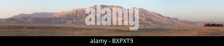 Paesaggio panoramico colpo di Theban colline e la montagna di Meret Segar al tramonto dal deserto sulla sponda ovest Luxor Egitto Foto Stock