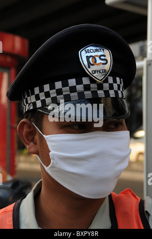 Sicurezza con una maschera per la respirazione in Bangkok Foto Stock