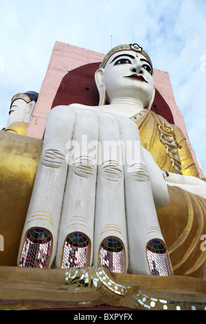 Dettaglio della mano di Kyaikpun Paya o Kyaik Pun Paya, un quattro Buddha seduto Santuario a Bago, Myanmar. (Birmania) Foto Stock