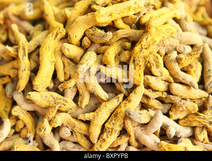 Una vista ravvicinata di curcuma radici sulla vendita in un mercato di strada in Kerala, India. Foto Stock