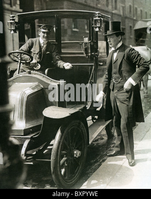 WINSTON CHURCHILL (1874-1965) statista inglese prestando la sua corsa in taxi circa 1906 Foto Stock