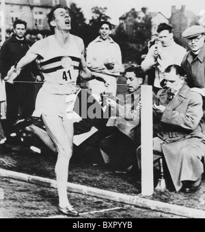 ROGER BANNISTER viene eseguito la prima sotto-quattro minuti per miglio all'Iffley Road via a Oxford, 6 maggio 1954 - vedere la descrizione riportata di seguito Foto Stock
