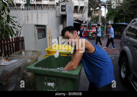 Uomo di rifiuti separata Foto Stock