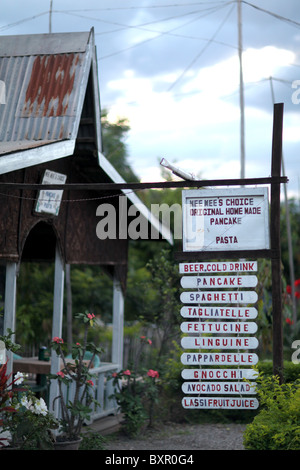 Un ristorante turistico a Nyaung Shwe, il villaggio accanto al Lago Inle, lo Stato di Shan in Myanmar. (Birmania) Foto Stock