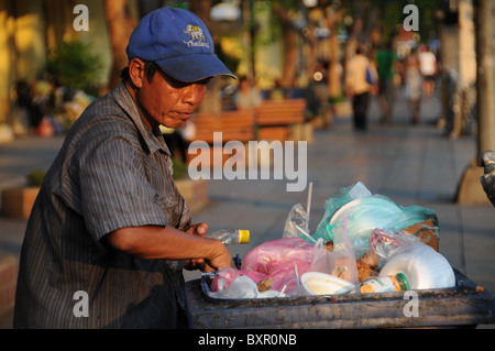 Uomo di rifiuti separata Foto Stock