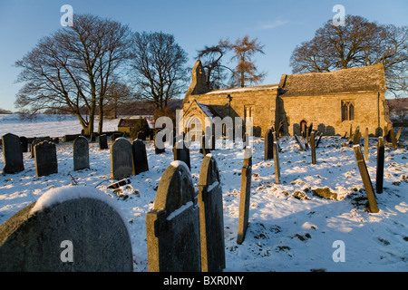 Cimitero di Santa Maria Maddalena la Chiesa in inverno vicino al di sopra del villaggio Silton North Yorkshire, Inghilterra Foto Stock