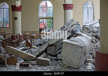 Parzialmente crollata la chiesa nella piazza del paese, Bainet, sulla costa sud di Haiti a causa del terremoto del 12 gennaio 2010. Foto Stock