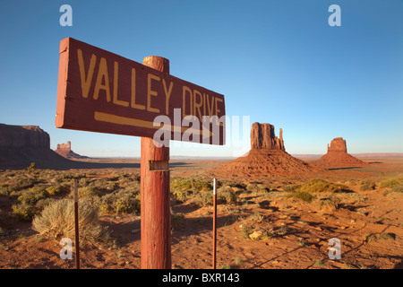 Valley Drive firmare con l Occidente e l Oriente Mitten Butte at Monument Valley in Arizona e Utah STATI UNITI D'AMERICA Foto Stock