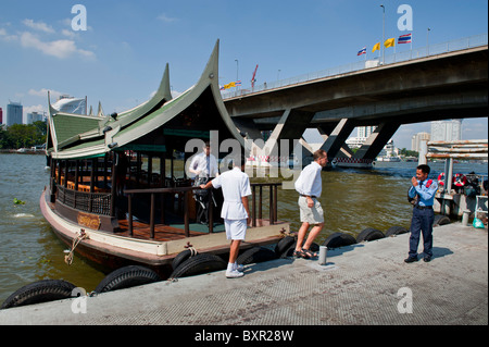 Il fiume Chao Phraya è il royal river taglio attraverso Bangkok e piena di diversi tipi di imbarcazioni e di altri trasporti fluviali. Foto Stock