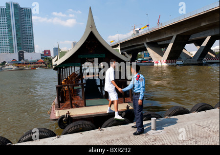 Il fiume Chao Phraya è il royal river taglio attraverso Bangkok e piena di diversi tipi di imbarcazioni e di altri trasporti fluviali. Foto Stock