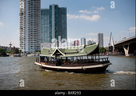 Il fiume Chao Phraya è il royal river taglio attraverso Bangkok e piena di diversi tipi di imbarcazioni e di altri trasporti fluviali. Foto Stock