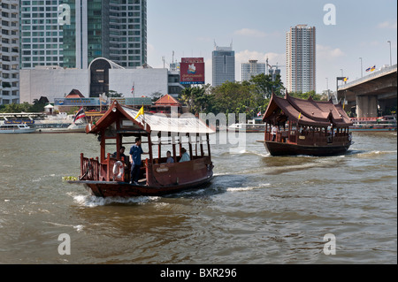 Il fiume Chao Phraya è il royal river taglio attraverso Bangkok e piena di diversi tipi di imbarcazioni e di altri trasporti fluviali. Foto Stock