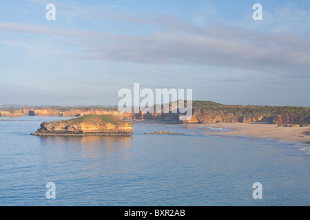 Baia di martiri sulla Great Ocean Road a Peterborough, Victoria Foto Stock