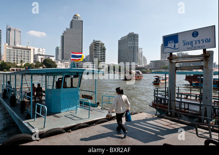 Il fiume Chao Phraya è il royal river taglio attraverso Bangkok e piena di diversi tipi di imbarcazioni e di altri trasporti fluviali. Foto Stock