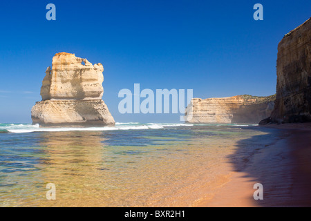 Uno dei dodici apostoli dalla base di Gibsons passi, Great Ocean Road, Port Campbell, Victoria Foto Stock