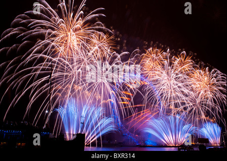 Il London Eye illuminate dai fuochi d'artificio vigilia di Capodanno il 31 dicembre 2010. Foto Stock