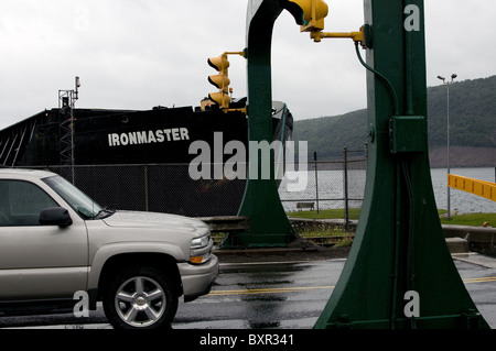 Auto in attesa per bulk carrier nave per andare attraverso la serratura in Nova Scotia Foto Stock