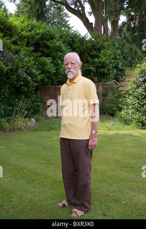 Christopher Awdry, autore e collaboratore di Thomas Il serbatoio del motore di libri nel giardino della sua casa. Foto Stock