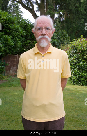 Christopher Awdry, autore e collaboratore di Thomas Il serbatoio del motore di libri nel giardino della sua casa. Foto Stock