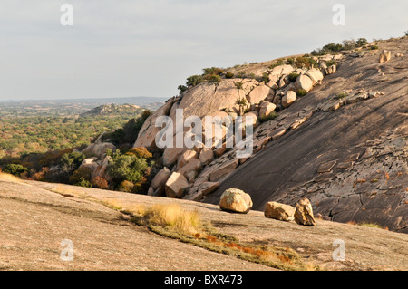 Grandi blocchi di sfogliatura su granito batholith, incantata Rock Area Naturale, Fredricksburg, Texas Foto Stock