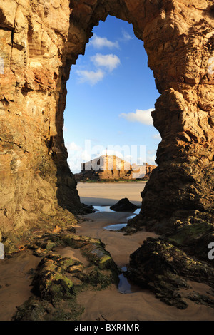 Cappella Rock sulla spiaggia a Perranporth catturato anche se la vicina Arch Foto Stock