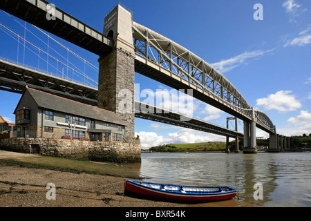 La strada e la rotaia ponti attraverso il fiume Tamar a Saltash Foto Stock