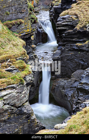 Cascate vicino alla bocca di valle rocciosa nei pressi di Tintagel in Cornovaglia Foto Stock