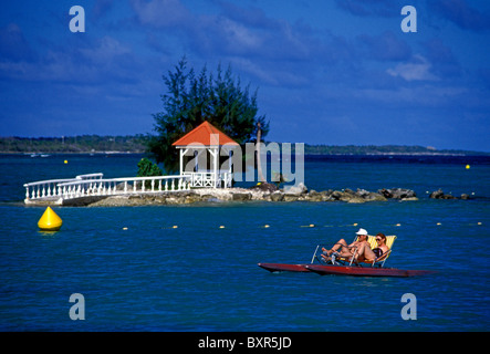 La gente giovane spiaggia cittadina di Saint-Francois Grande-Terre Guadalupa Antille Francesi Foto Stock