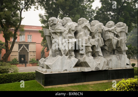 Un monumento che rappresenta il Mahatma Gandhi che portano il sale marzo a livello nazionale Museo Gandhi a Delhi in India Foto Stock