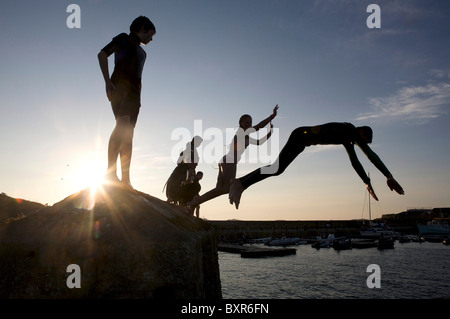 Pier jumping dal porto wall st Mary's isole Scilly, Regno Unito Foto Stock