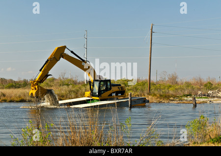 Escavatore flottante il dragaggio di un canale sul fiume Mississippi delta, New Orleans, Louisiana Foto Stock