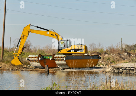 Escavatore flottante su terreni in Mississippi River delta, New Orleans, Louisiana Foto Stock