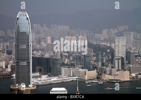 Vista dal picco che mostra due IFC e il Kowloon skyline di Hong Kong, Cina Foto Stock