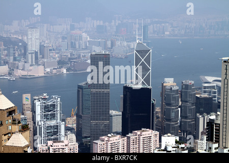Skyline di Hong Kong dal picco che mostra la Cheung Kong Center, la torre della Banca della Cina e il Lippo Centre di Hong Kong, Cina Foto Stock