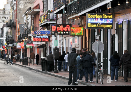 Vista diurna della folla e insegne al neon su Bourbon Street, Quartiere Francese, New Orleans, Louisiana Foto Stock