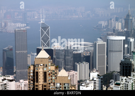 Skyline di Hong Kong dal picco che mostra la Cheung Kong Center, la torre della Banca della Cina e il Lippo Centre di Hong Kong, Cina Foto Stock