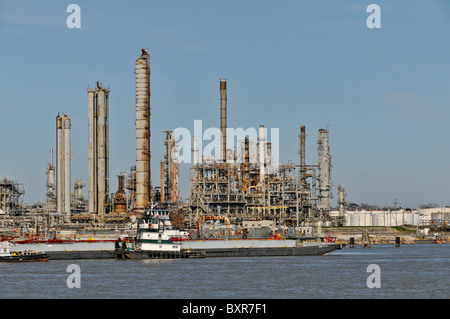 Chiatte scarico presso Chevron raffineria di petrolio (la più grande raffineria a noi), il fiume Mississippi, New Orleans, Louisiana Foto Stock