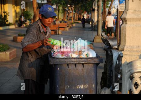 Uomo di rifiuti separata Foto Stock