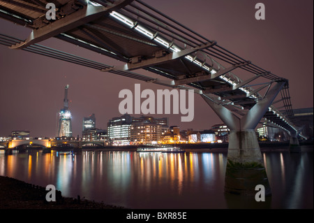 Una vista del fiume Tamigi a Londra sotto il Millennium Bridge Foto Stock