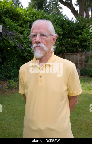 Christopher Awdry, autore e collaboratore di Thomas Il serbatoio del motore di libri nel giardino della sua casa. Foto Stock