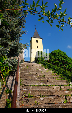 Arrampicata attraverso le scale di pietra verso la chiesa, Slavetic, Hrvatska Croazia Foto Stock