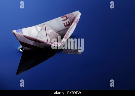 Barca da 10 Euro nota floating Foto Stock