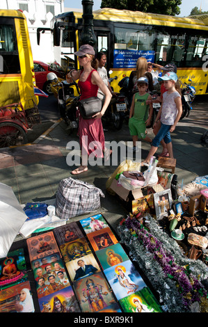 Fotografie e altre immagini del re e spesso la regina anche sono ovunque in Thailandia, come qui nel Palazzo Reale area. Foto Stock