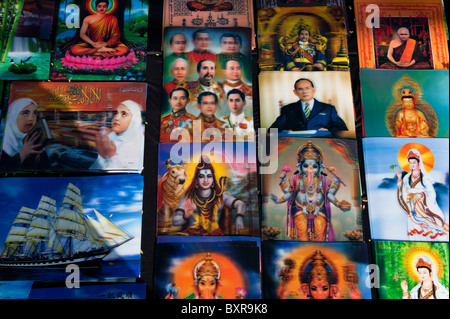 Fotografie e altre immagini del re e spesso la regina anche sono ovunque in Thailandia, come qui nel Palazzo Reale area. Foto Stock