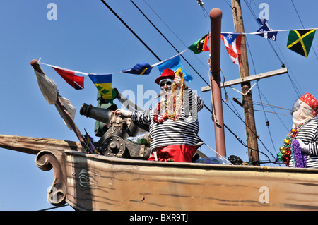 Rum Runner" (tipo di bevanda) galleggiante in Krewe di Thoth parade, Mardi Gras 2010, New Orleans, Louisiana Foto Stock