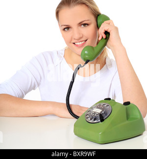 Attraente donna bionda facendo una telefonata. Tutto su sfondo bianco. Foto Stock