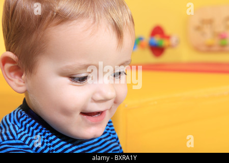 Carino toddler caucasica divertendosi in asilo nido. Foto Stock