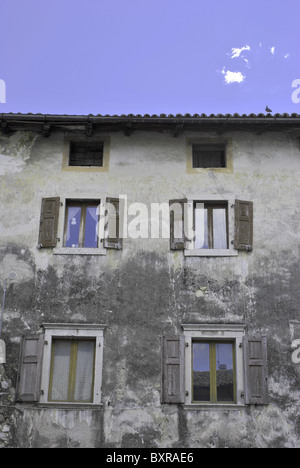 Casa a tre piani con tetto Foto Stock