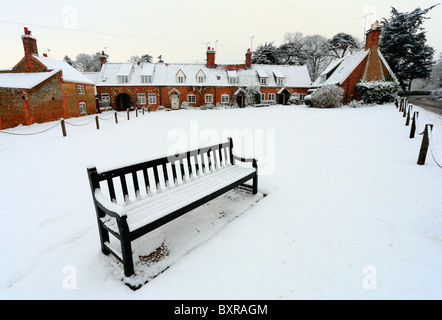 Il verde a Heacham in Norfolk coperto di neve. Foto Stock