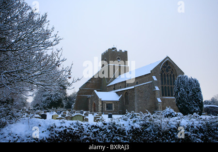 La chiesa di Santa Maria nel villaggio di Heacham nella neve. Foto Stock